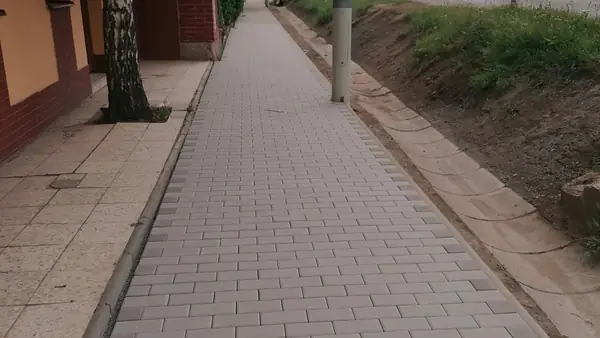 Dokončený chodník ze zámkové dlažby