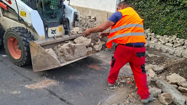 Nakládka vybouraného materiálu vlastní technikou